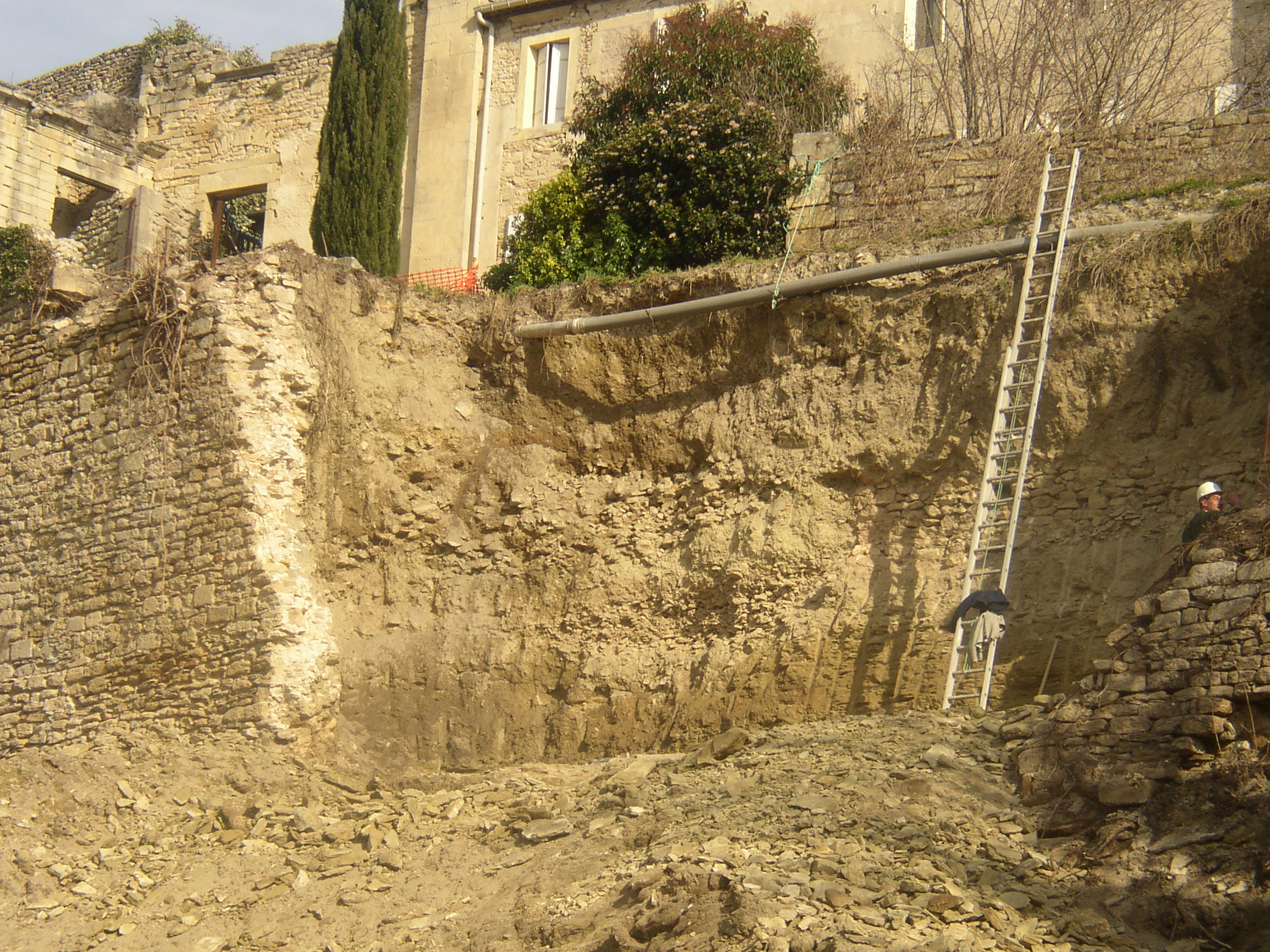 Desportes Rénovation Gard : Dégagement de la terre affaissée du Château d'Aubais