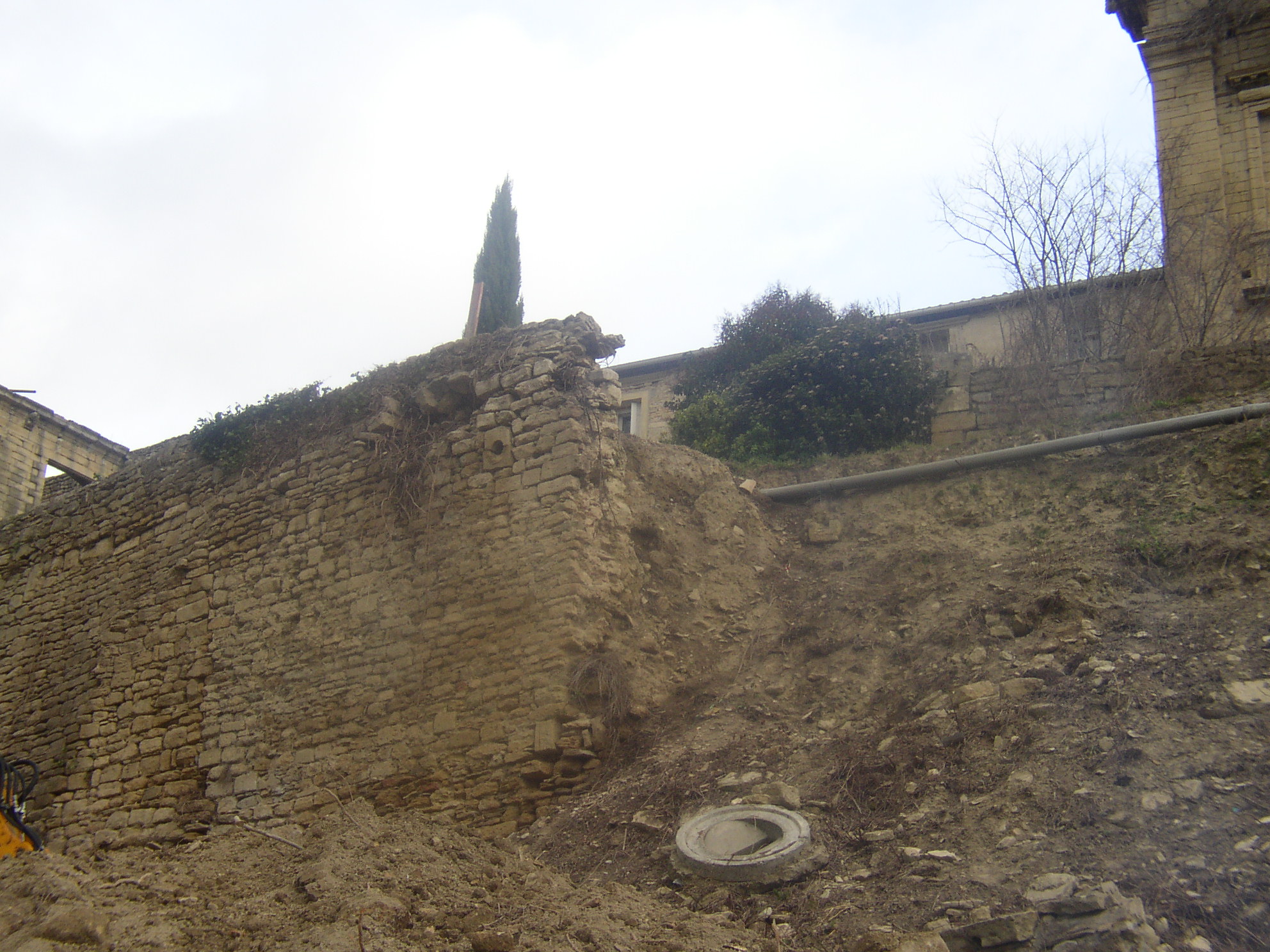 Desportes Rénovation Gard : Terrassement au pied du mur du Château d'Aubais