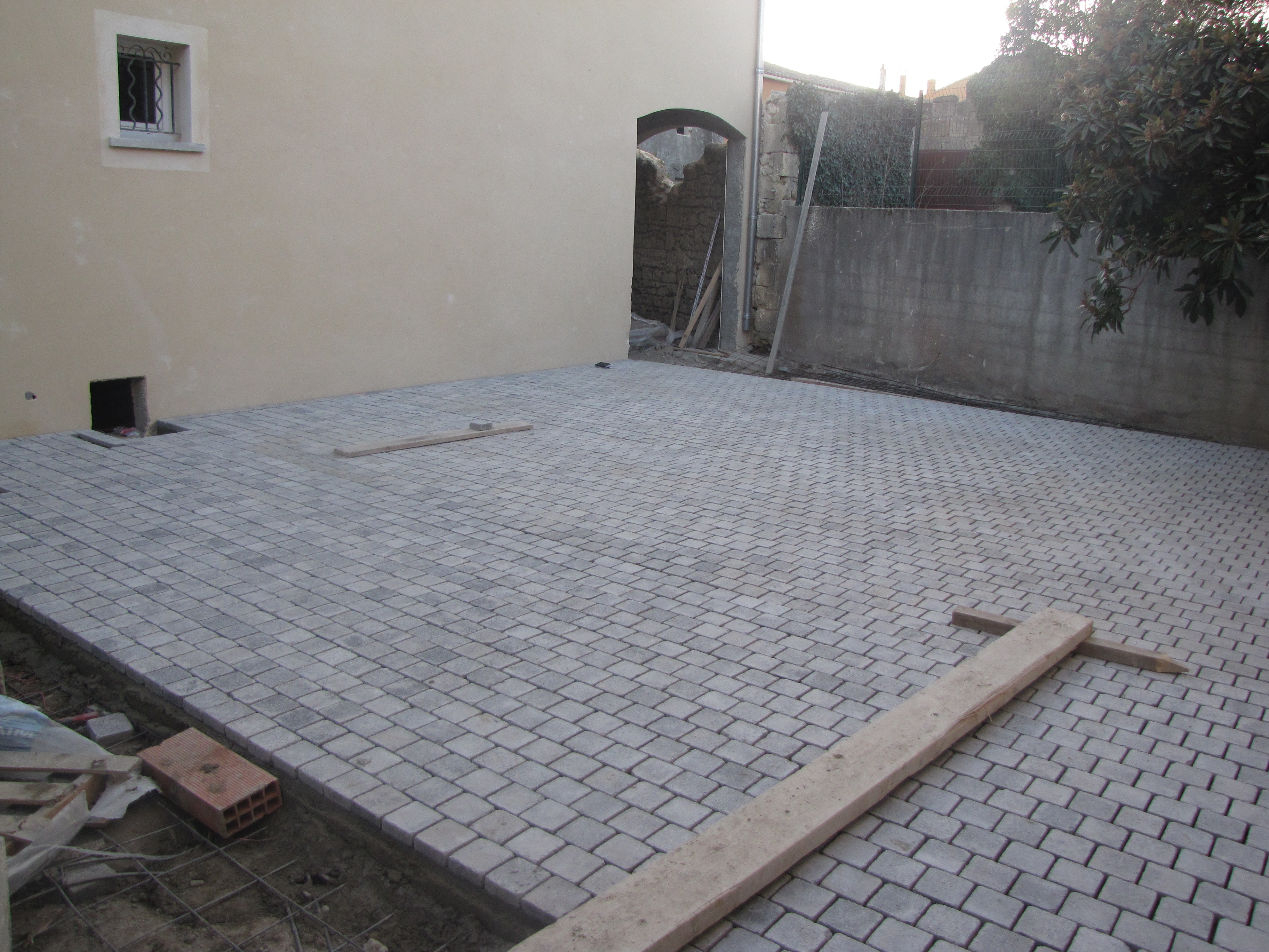 Desportes Rénovation Gard : pose de pavés dans une cour sur une dalle en beton