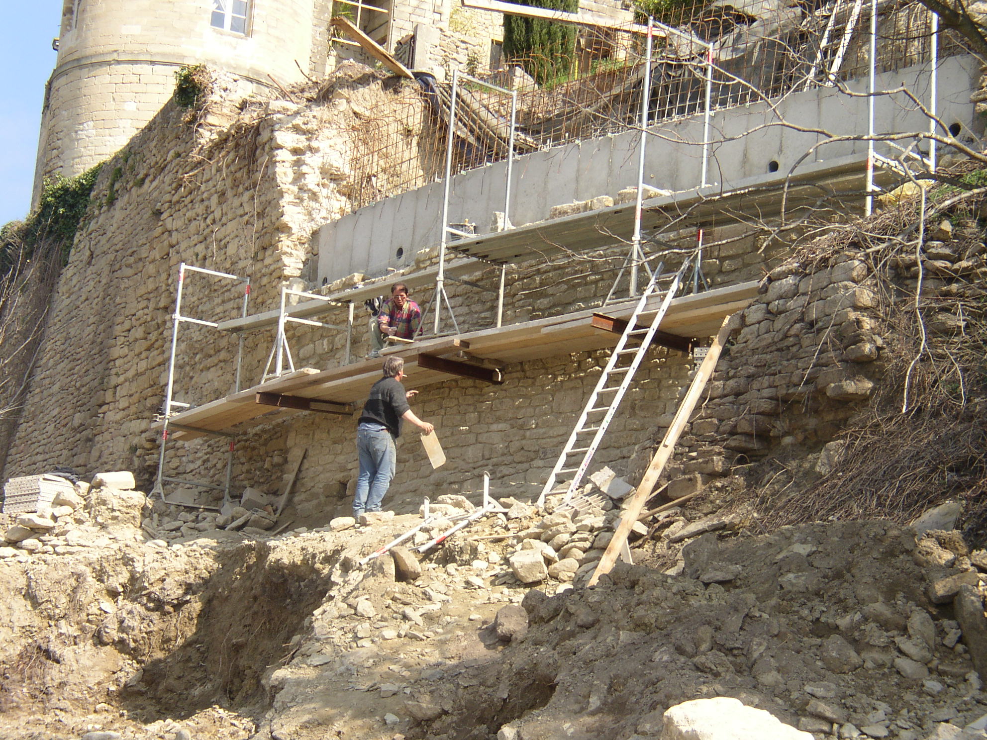 Desportes Rénovation Gard : Nouveau mur de soutènement en pierre du Château d'Aubais