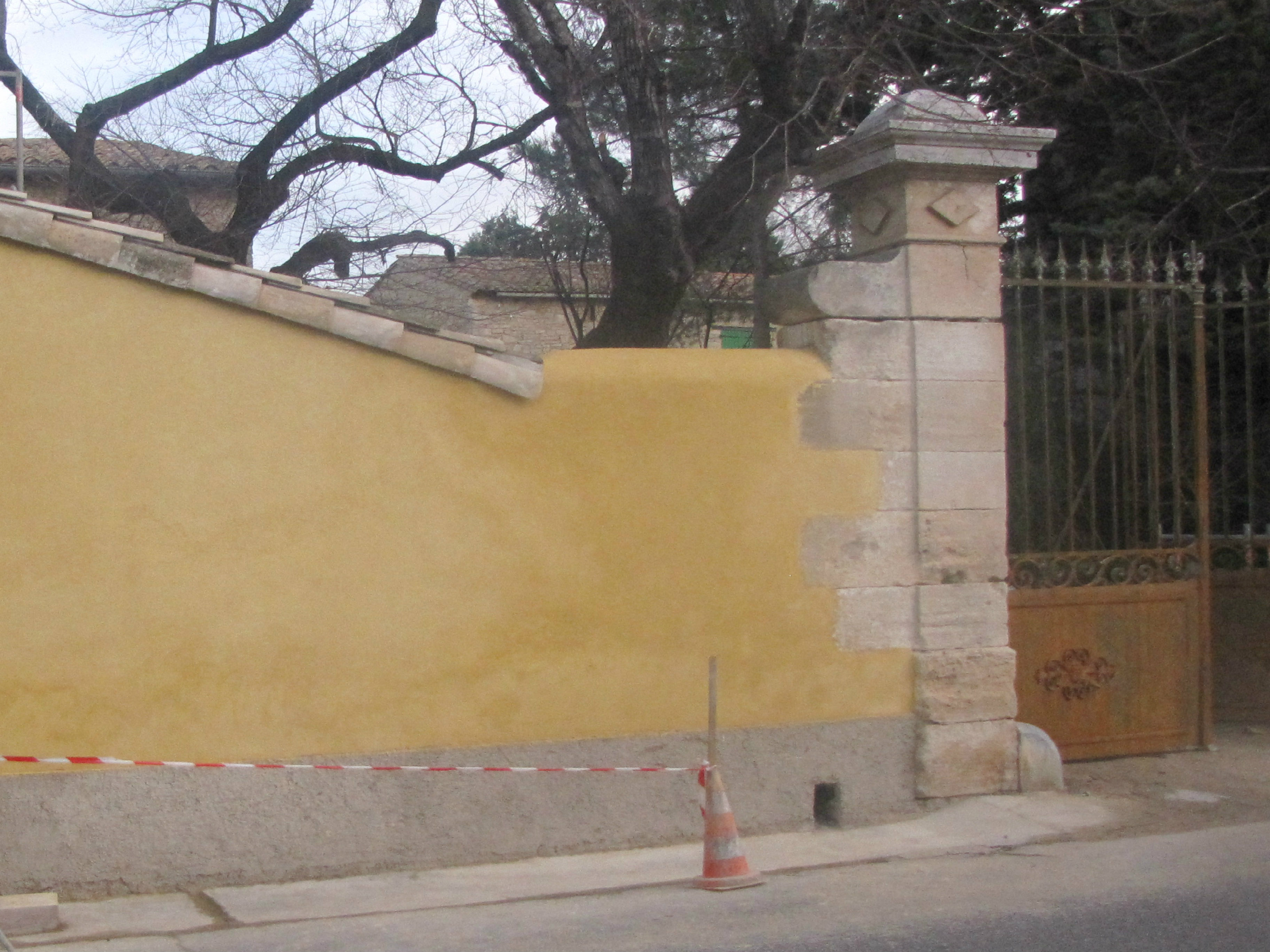Desportes Rénovation Gard. Restauration des piliers d'un portail avec reprise du mur au crépi à la chaux, 3 couches taloché.