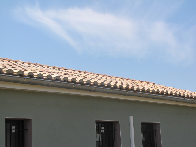 Desportes rénovation, bâtiment industriel STEP Sommières Gard, habillage déport de toiture en PVC