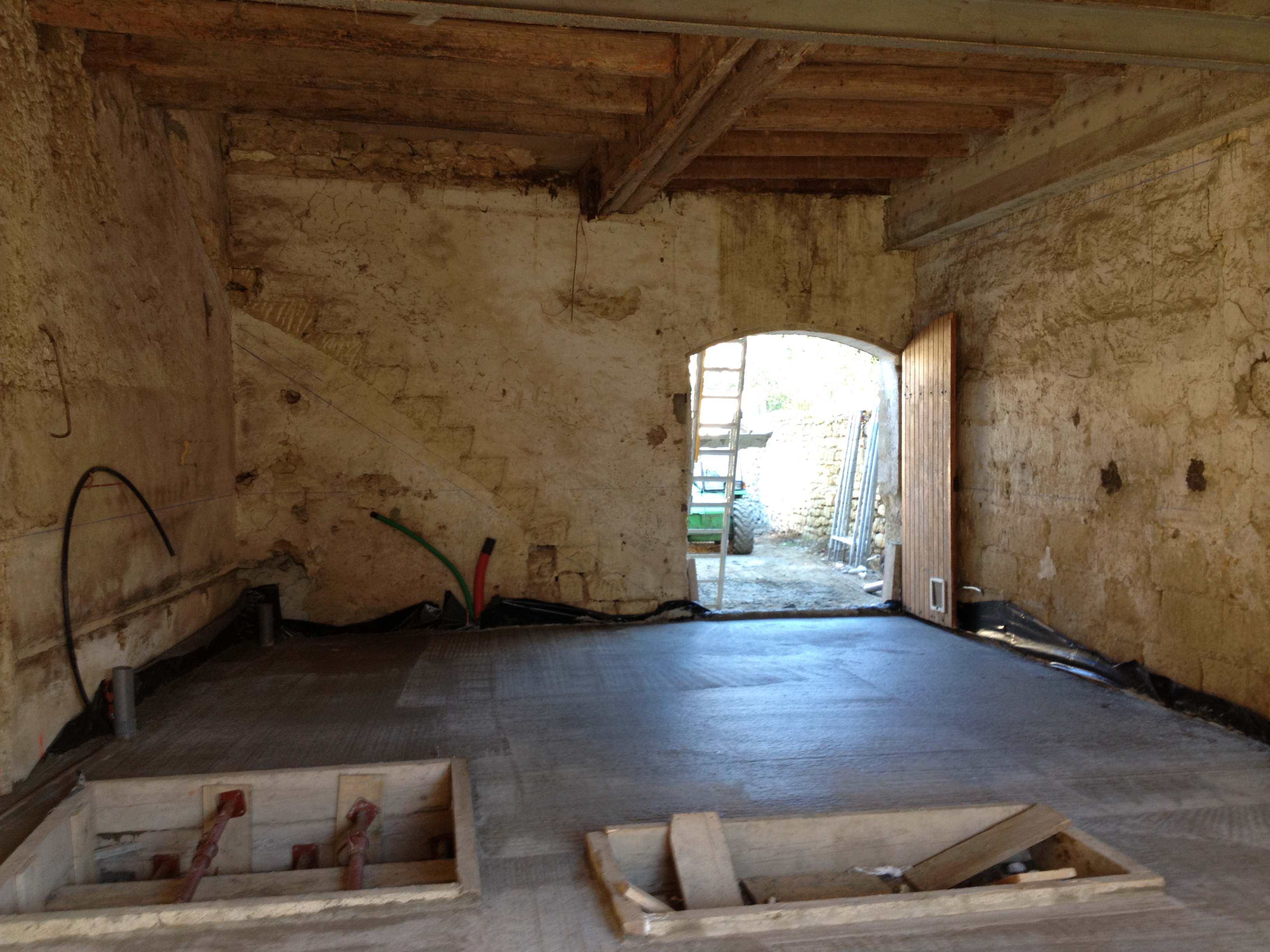 Desportes Rénovation Gard : cave, deux réservations pour accueillir la structure métallique sur mesur