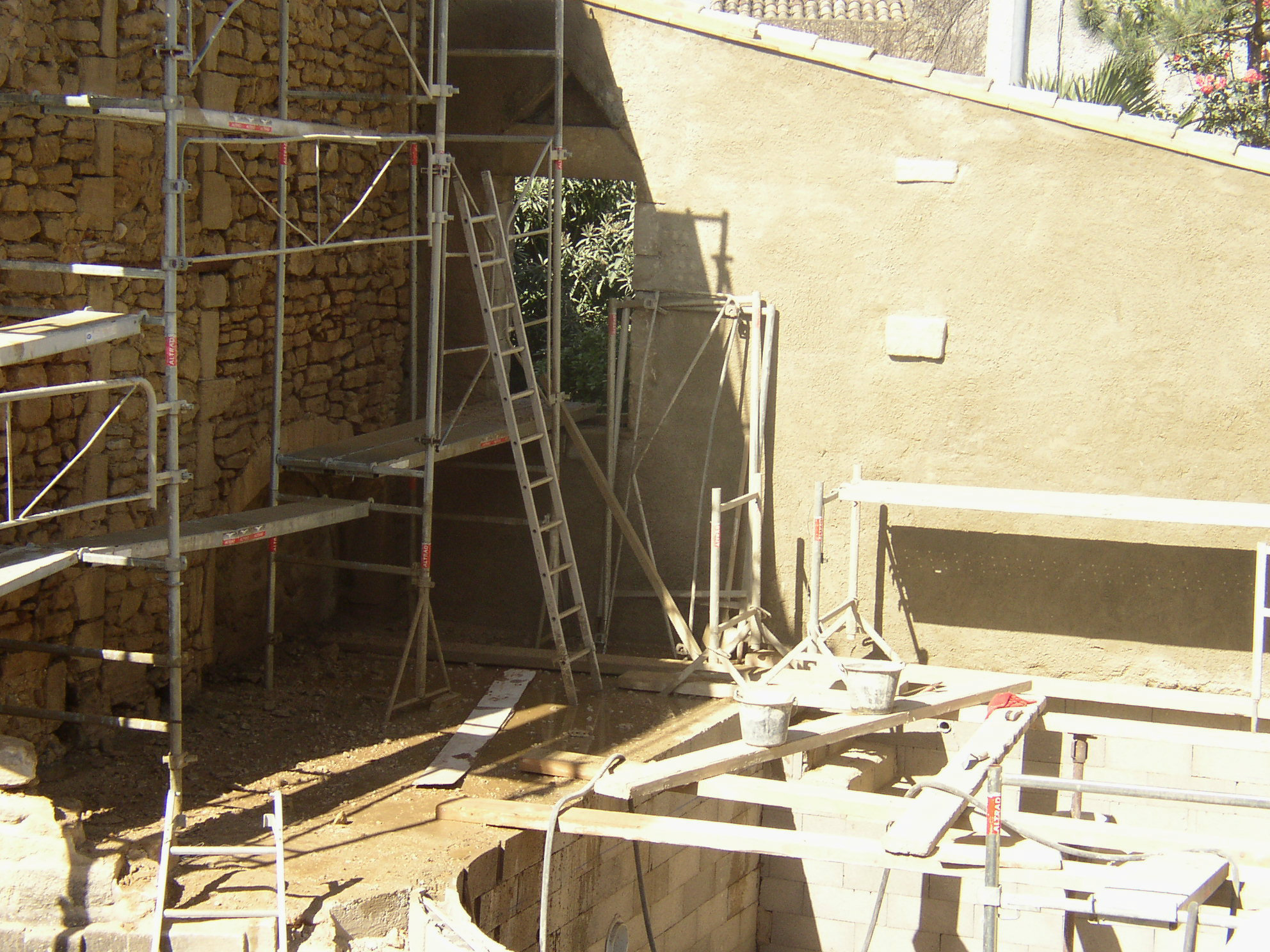 Desportes rénovation Gard. Décroutage des façades, rejointoiement des pierres et enduit 3 couches à la chaux.