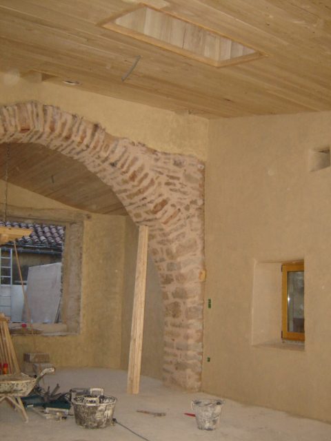 Desportes rénovation, 30 Gard, Enduit de finition chaux-chènevotte peint, mise en valeur de l'arche en pierres.