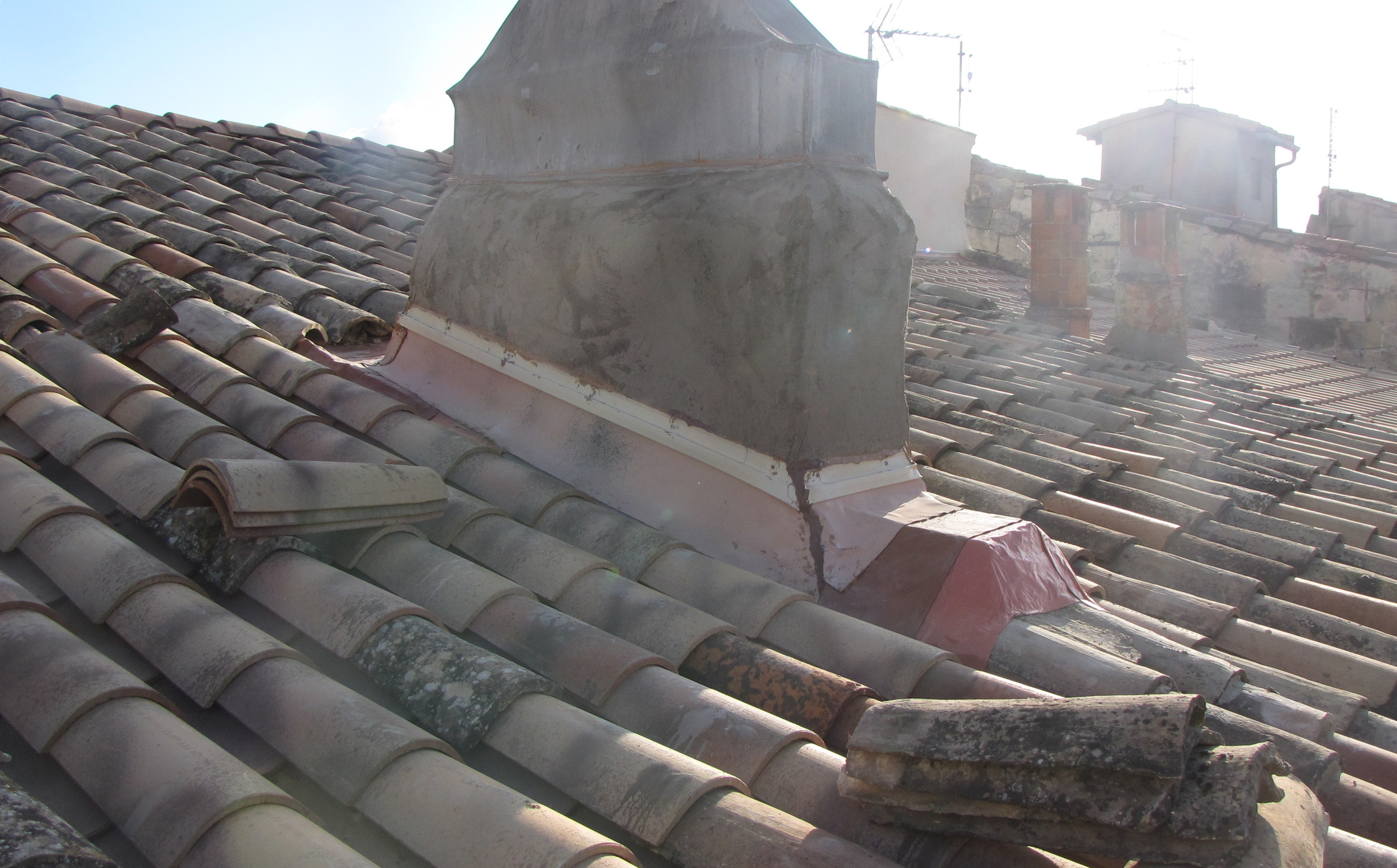 Desportes rénovation Gard, restauration d’une maison, de la souche de cheminée et du solin et reprise de la couverture en tuiles canal. 