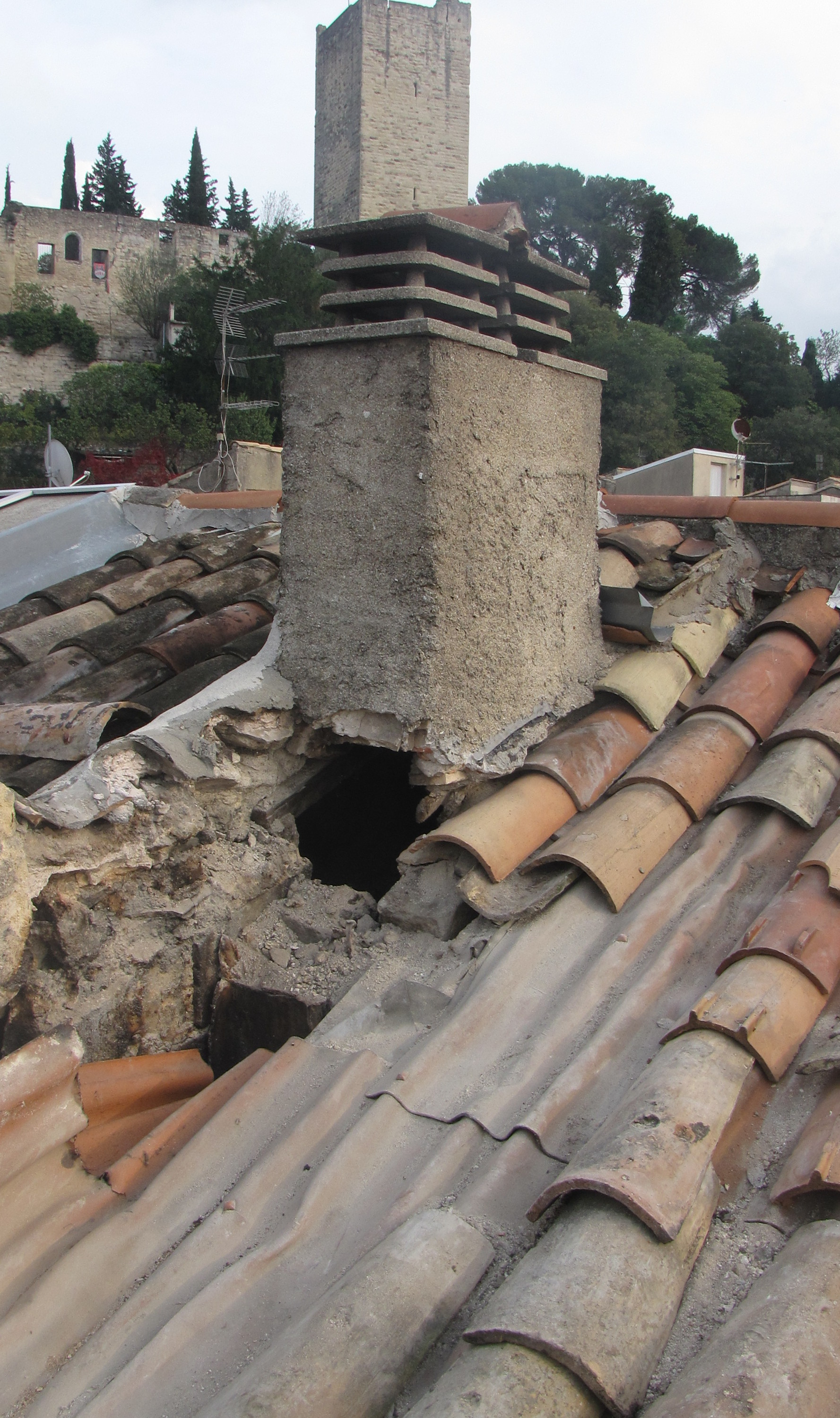 Desportes rénovation Gard, restauration pied de cheminée, du solin et réfection de la toiture