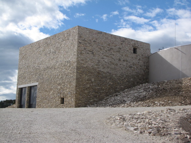 Desportes Rénovation Gard : Bâtiment en béton avec parement en pierres sèches