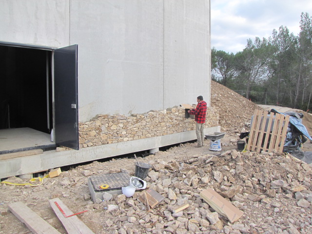 Desportes Rénovation Gard : Habillage en pierres sèches d'un bâtiment en béton