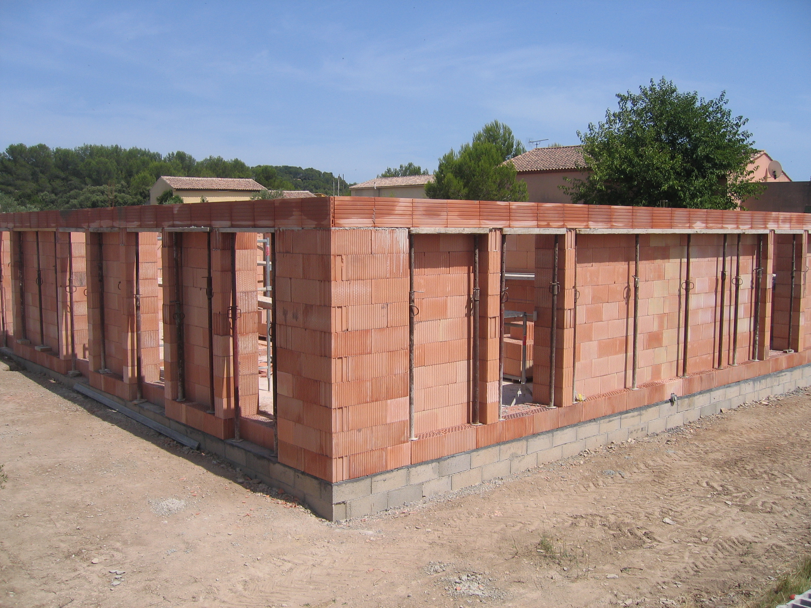 Desportes Rénovation Gard : maison en briques Monomur construite sous vide sanitaire