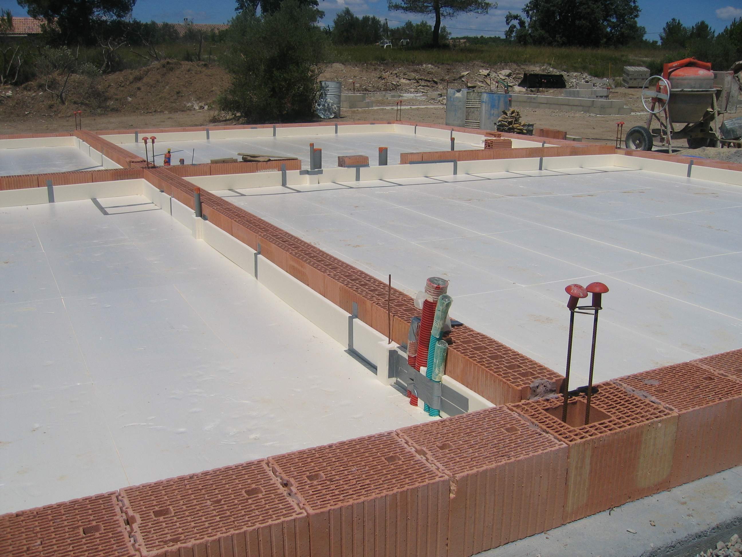 Desportes Rénovation Gard : construction d'un vide sanitaire avec pose et coulage d'un plancher isolant d'une maison type Monomur