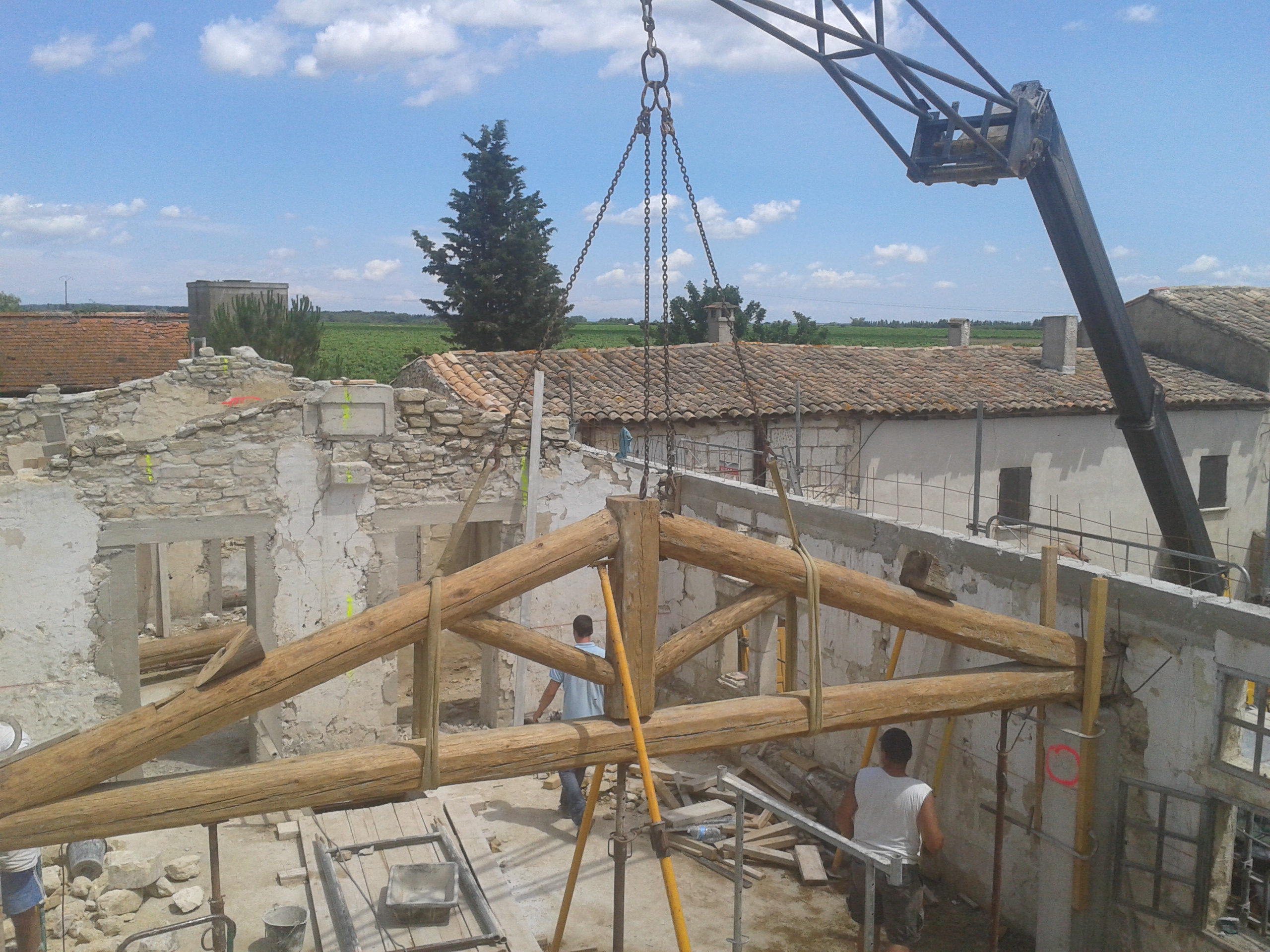 Desportes rénovation, Gard. Mise en place d'une nouvelle charpente au Mas Le Caillar.