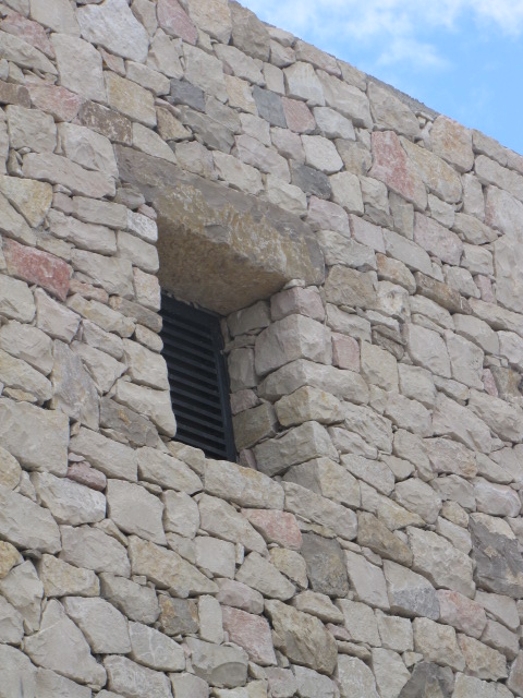 Desportes Rénovation Gard : Parement de pierres sèches, détail linteau et fenêtre