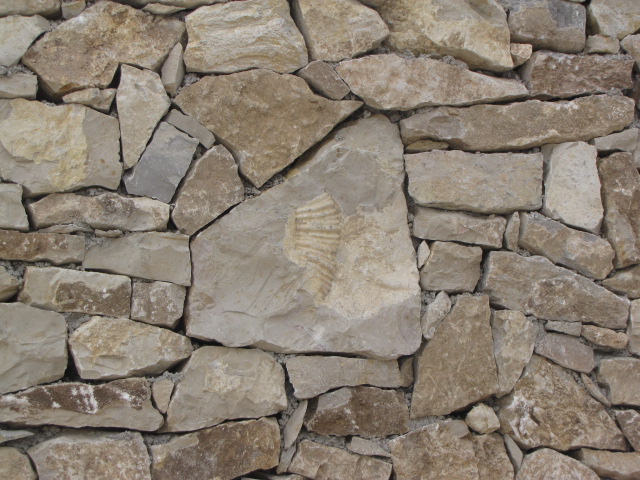 Desportes Rénovation Gard : Parement de pierres sèches sur mur en béton