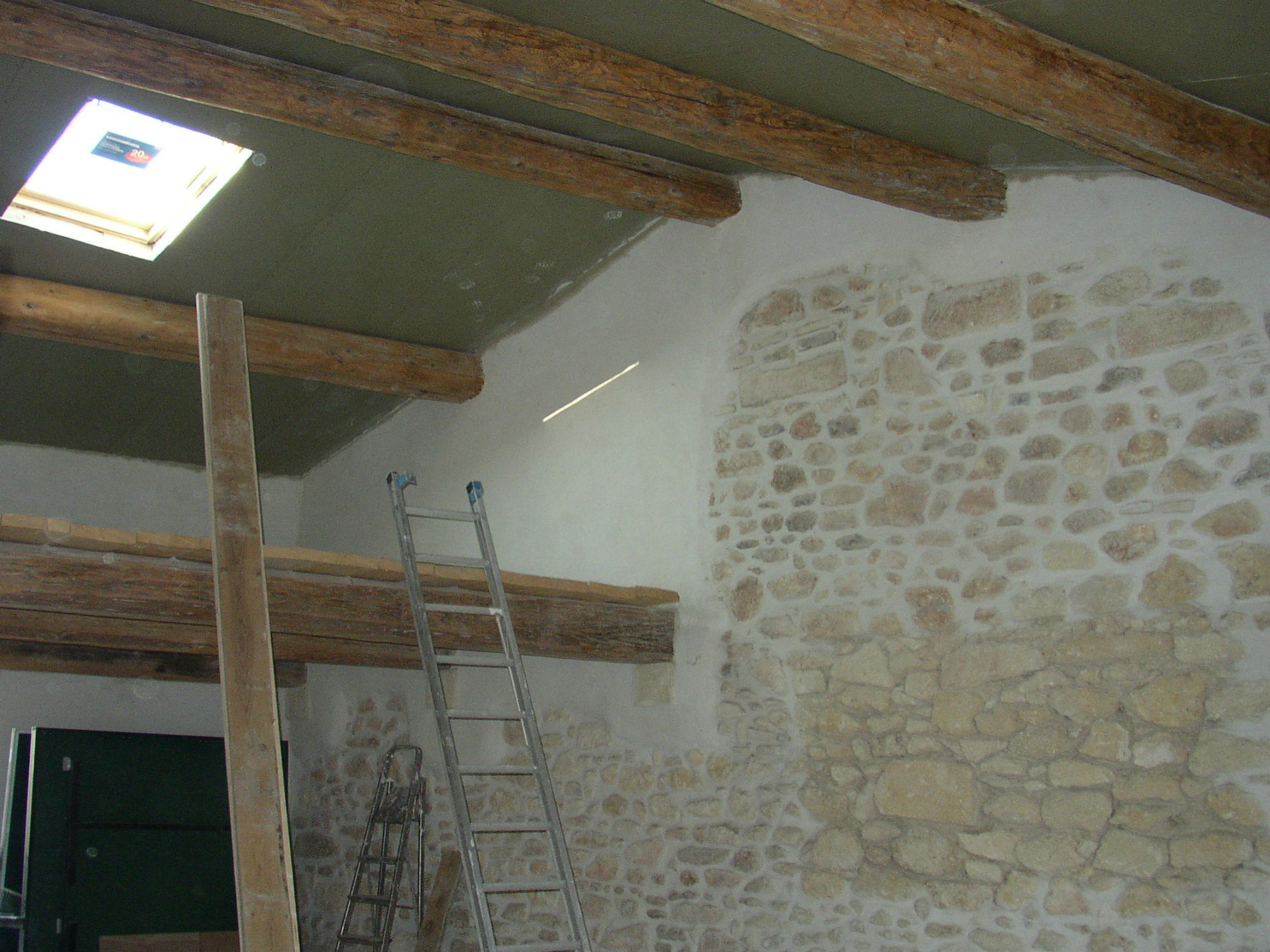 Desportes rénovation, maison Hérault, création d'une fenêtre de toit, sous charpente de panneaux isolants de type sandwich