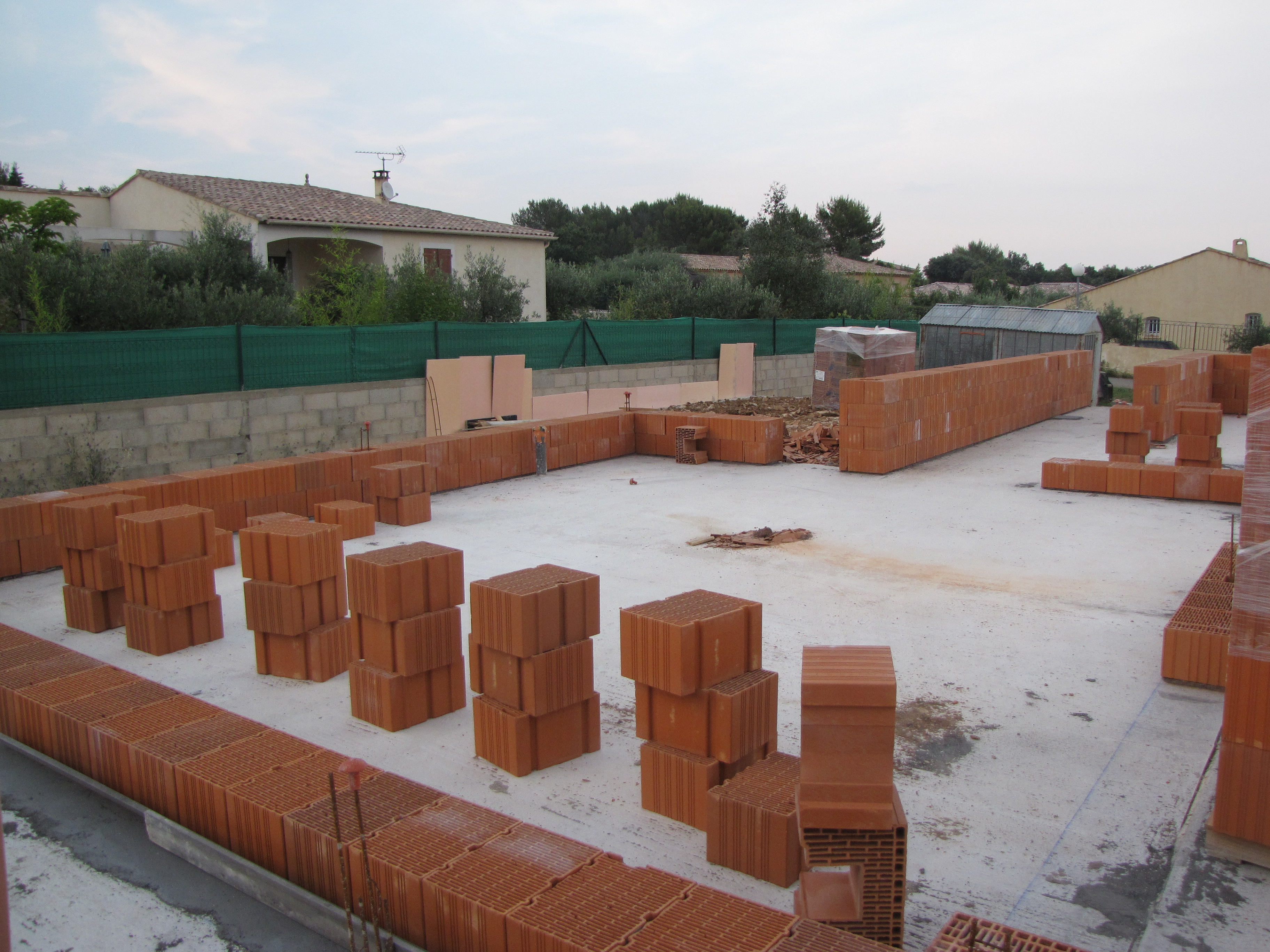 Desportes Rénovation Gard : 1er rang de briques sur plancher isolant pour maison en briques Monomur
